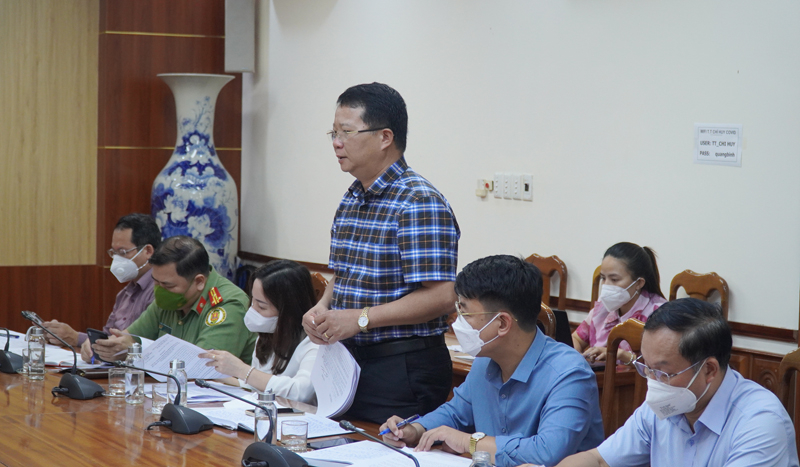 Đại diện lãnh đạo huyện Bố Trạch phát biểu về việc tuyển chọn lao động trên địa bàn.