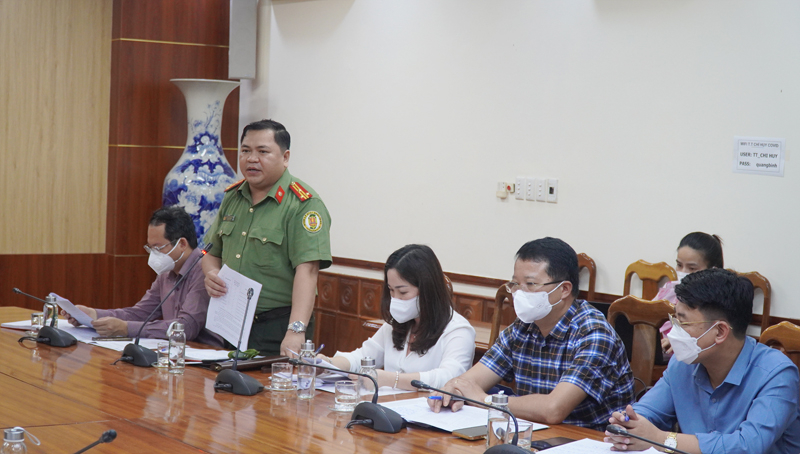 Đại diện Công an tỉnh phát biểu về việc làm thủ tục xuất cảnh cho người lao động.
