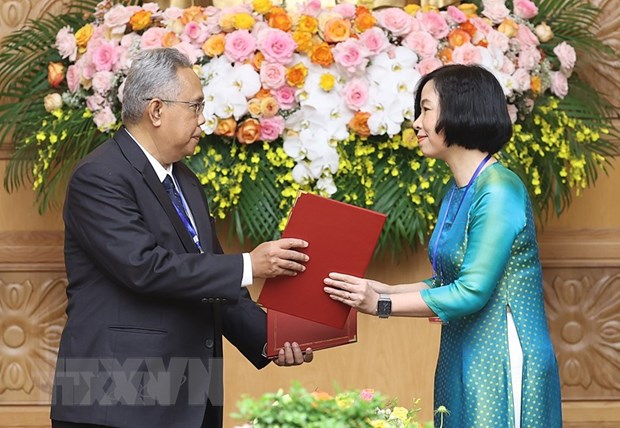 Tổng Giám đốc Thông tấn xã Việt Nam Vũ Việt Trang và Tổng biên tập Hãng thông tấn quốc gia Malaysia (BERNAMA) Khairdzir Md Yunus trao đổi Thỏa thuận hợp tác nghiệp vụ giữa Thông tấn xã Việt Nam và Hãng thông tấn quốc gia Malaysia. (Ảnh: Dương Giang/TTXVN)