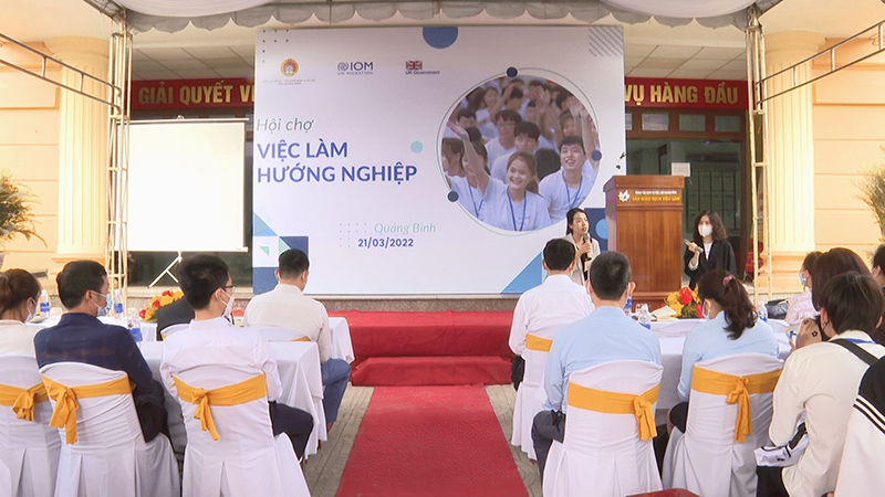 Tại hội chợ, người lao động đã được cung cấp những nội dung, thông tin cơ bản về chủ trương, chính sách hỗ trợ giải quyết việc làm trong nước, học nghề, du học.