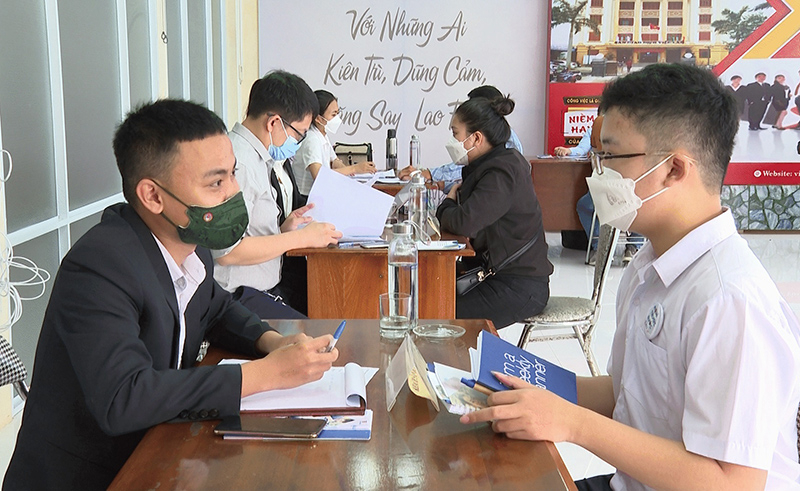 Tạo cơ hội cho sinh viên tiếp cận các doanh nghiệp để phỏng vấn xin việc.