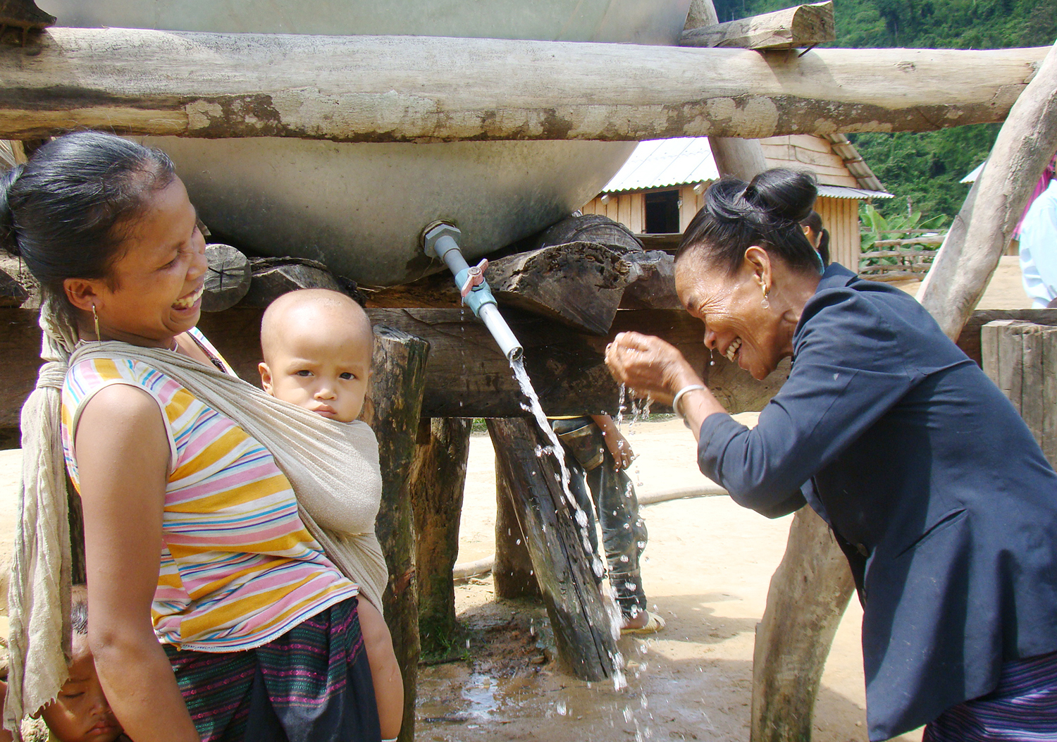 Do tác động của biến đổi khí hậu và tình trạng phá rừng, nhiều khu vực miền núi khan hiếm nguồn nước vào mùa khô. 