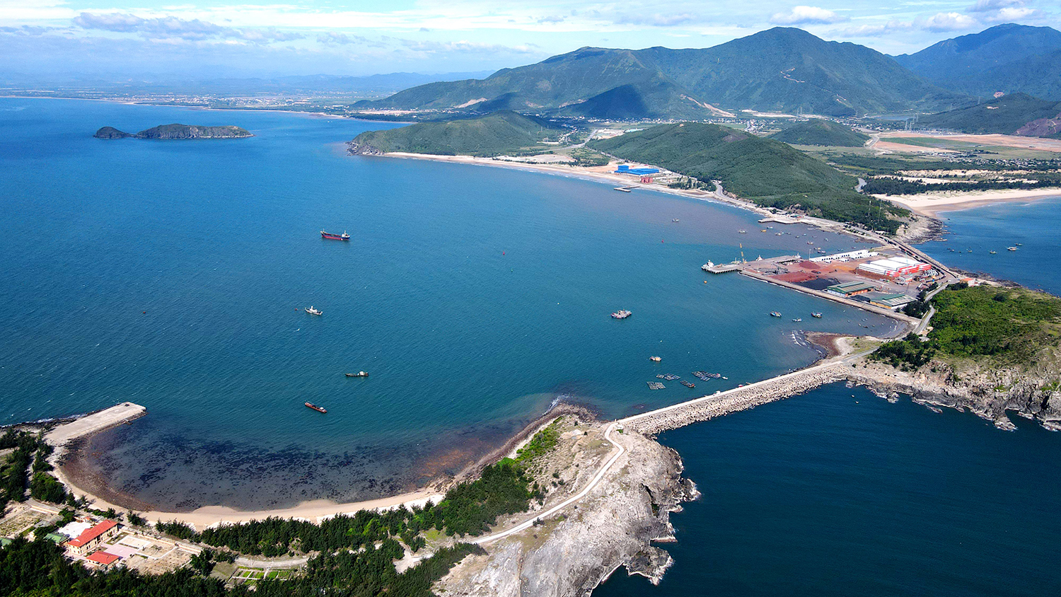 Cảng biển Hòn La. Ảnh: Nguyễn Lương Sáng
