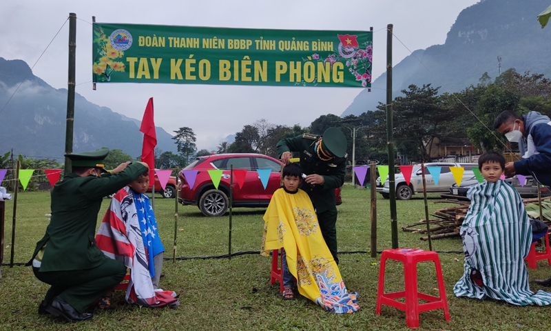 Tuổi trẻ BĐBP tỉnh với mô hình “Tay kéo Biên phòng”.