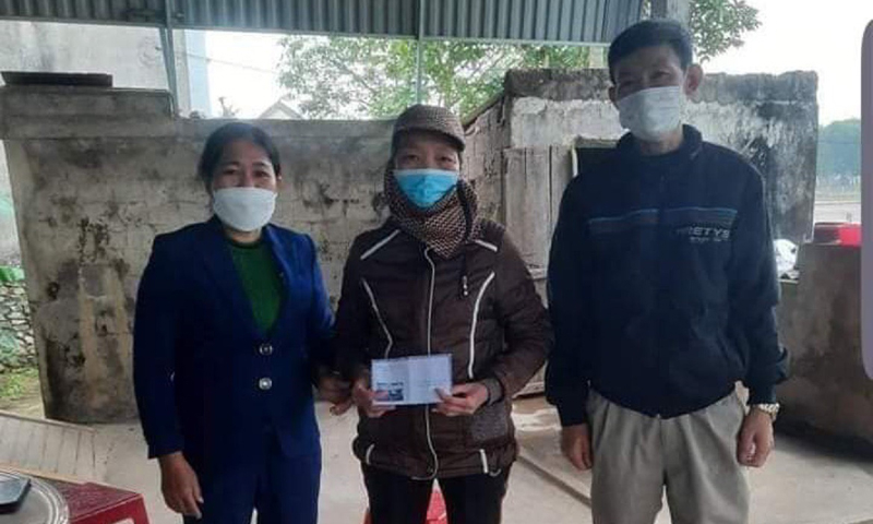 Chị Hoàng Thị Loan cùng với các đoàn thể đến thăm hỏi, động viên những gia đình có F0.
