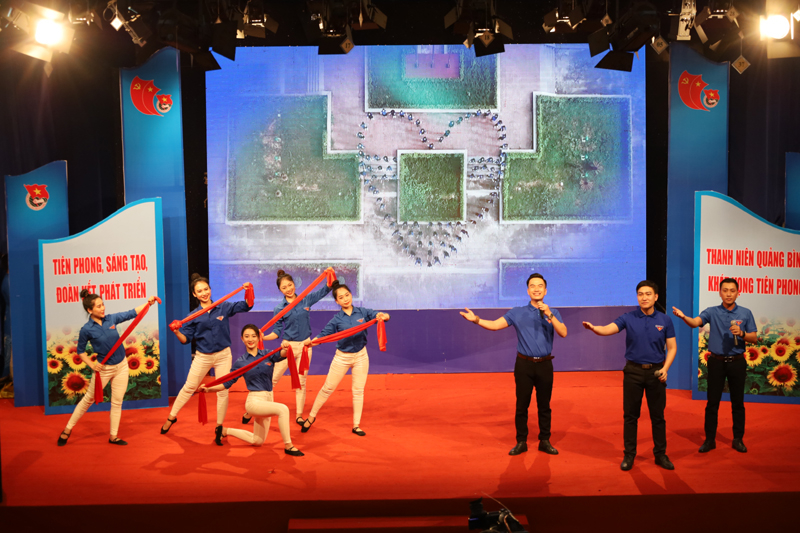 Văn nghệ chào mừng.