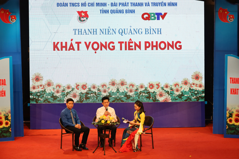 Trò chuyện cùng các khách mời.