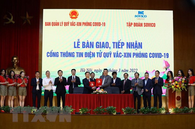 Ký kết bàn giao Cổng thông tin điện tử quỹ vaccine phòng COVID-19 giữa Tập đoàn Sovico và Ban Quản lý Quỹ vaccine phòng COVID-19. (Ảnh: Huy Hùng/TTXVN)