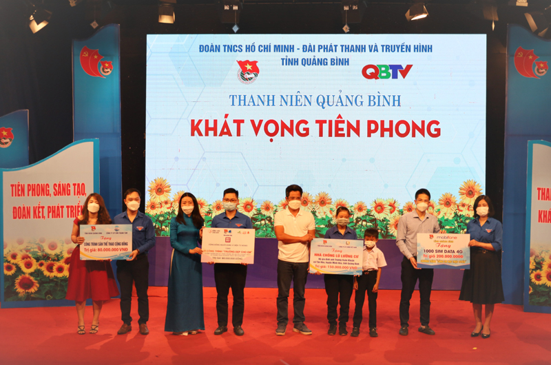 Ban tổ chức trao biển tượng trưng các công trình thanh niên.