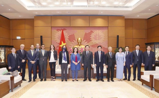 Chủ tịch Quốc hội Vương Đình Huệ với các đại biểu. (Ảnh: Doãn Tấn/TTXVN)