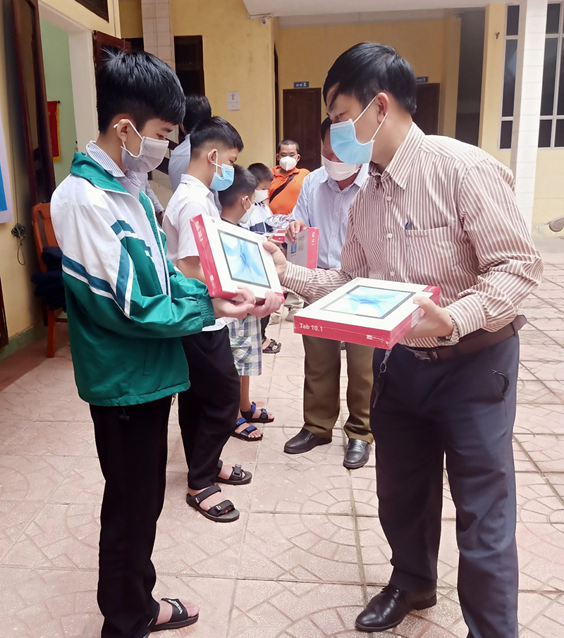 Các em học sinh khuyết tật, học sinh mồ côi có hoàn cảnh khó khăn rất vui mừng nhận món quà ý nghĩa của các nhà tài trợ.