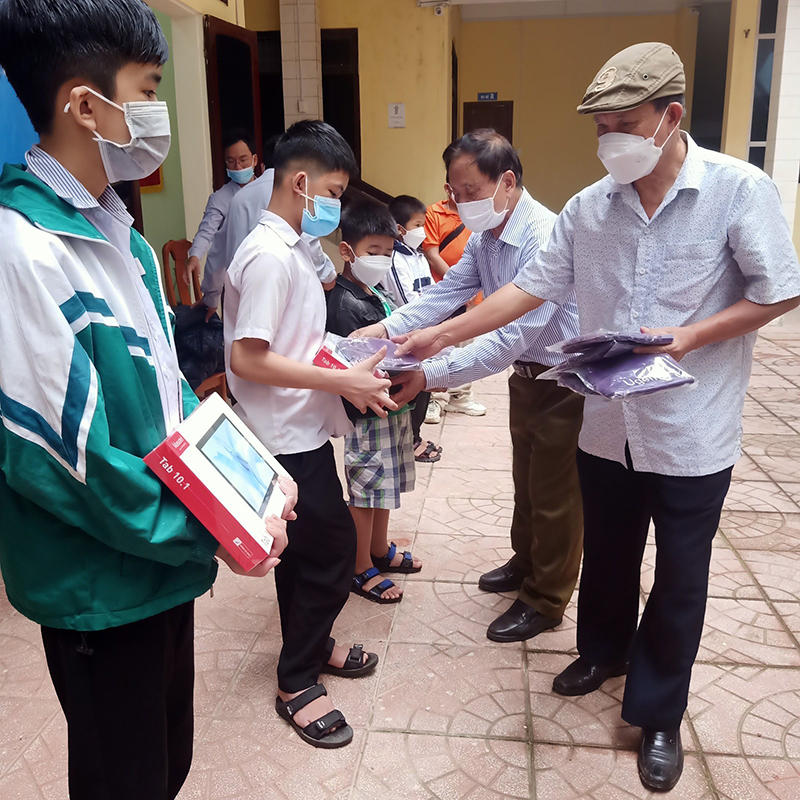 Các em học sinh khuyết tật, học sinh mồ côi có hoàn cảnh khó khăn rất vui mừng nhận món quà ý nghĩa của các nhà tài trợ.