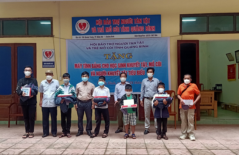 Những món quá ý nghĩa và thiết thực của các nhà tài trợ đã đến tay các em học sinh khuyết tật, mồ côi.