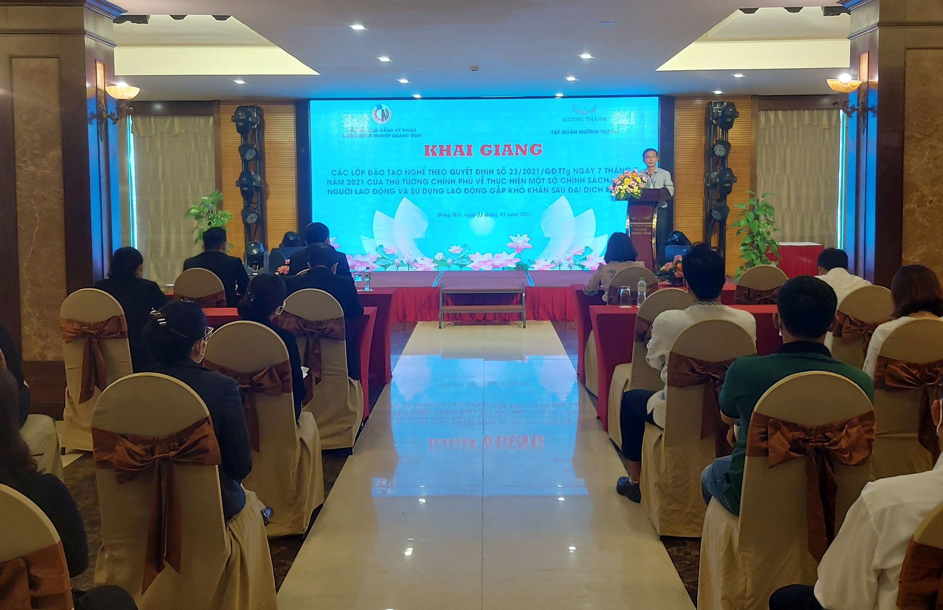  Các đại biểu và học viên dự khai giảng các lớp đào tạo nghề.