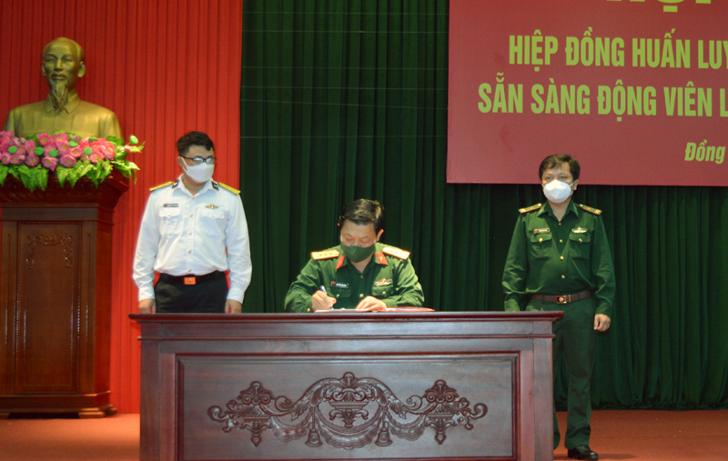 Đại diện Ban CHQS thành phố và đơn vị nhận nguồn ký kết biên bản hiệp đồng huấn luyện, diễn tập, kiểm tra sẵn sàng động viên lực lượng dự bị động viên năm 2022.