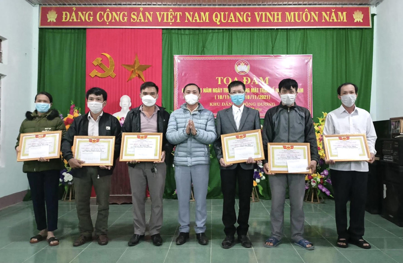 Khu dân cư Đông Dương, xã Quảng Phương tổ chức biểu dương, tặng quà các gia đình tiêu biểu trong thực hiện các phong trào thi đua.