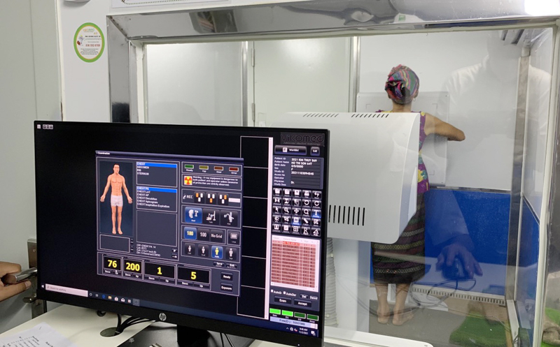 Được Bệnh viện phổi Trung ương hỗ trợ xe chụp X-quang kỹ thuật số di động, CDC Quảng Bình đã triển khai khám phát hiện bệnh lao chủ động cho người dân vùng sâu vùng xa ngay tại địa phương, không phải di chuyển xa.