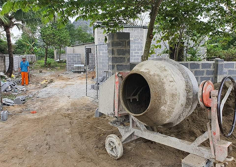 Sau khi xã Vạn Ninh đến làm việc, vận động ký cam kết, nhiều hộ gia đình đã dừng việc xây dựng các công trình.