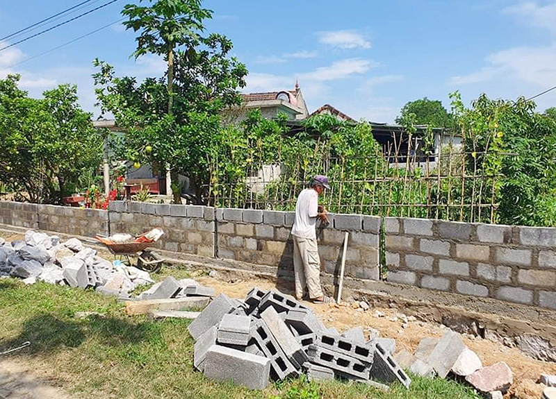 Tuy nhiên, vẫn có hộ gia đình tiếp tục xây dựng công trình, bất chấp chỉ đạo của huyện và xã.
