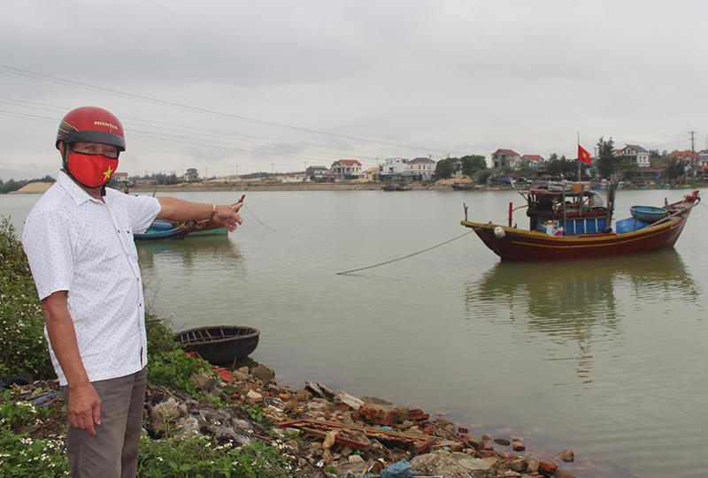 Tàu cá của ông Nguyễn Văn Ân (xã Nhân Trạch, Bố Trạch) đang nằm bờ, chưa dám ra khơi vì sợ lỗ.