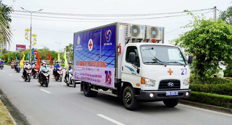 Đoàn diễu hành đi qua các trục đường chính của TP. Đồng Hới tuyên truyền về phòng chống bệnh lao cho cộng đồng.