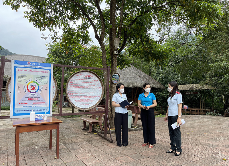 Đoàn công tác của Sở Du lịch kiểm tra tại Khu du lịch sinh thái suối Nước Moọc. 