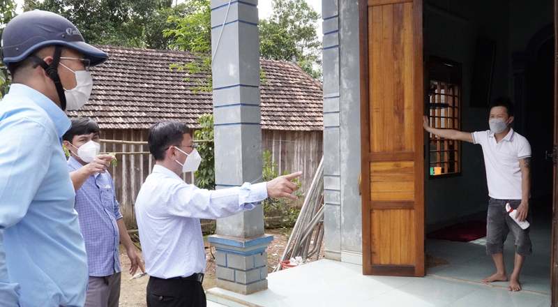 Cán bộ CDC hướng dẫn F0 điều trị tại nhà thường xuyên khử khuẩn khu vực cách ly tại huyện Minh Hóa.