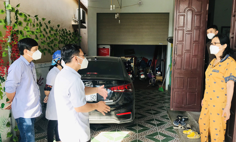 Cán bộ CDC hướng dẫn phân loại rác thải cho gia đình F0 tại thị xã Ba Đồn.