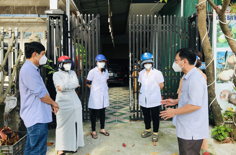 CDC Quảng Bình hướng dẫn cho cán bộ y tế cơ sở quy trình bảo đảm an toàn khi thu gom, xử lý rác thải từ các gia đình có F0 điều trị tại nhà.  