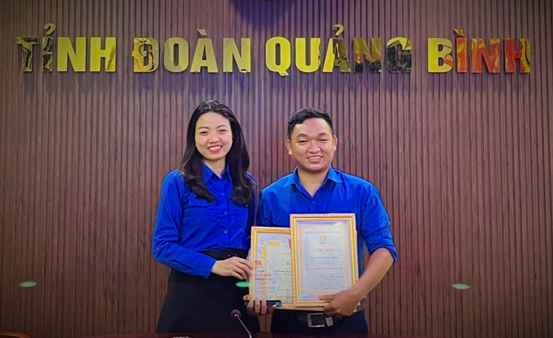 Thừa ủy quyền của Ban Bí thư Trung ương Đoàn, Tỉnh đoàn Quảng Bình trao giải thưởng Lý Tự Trọng năm 2022 cho 
