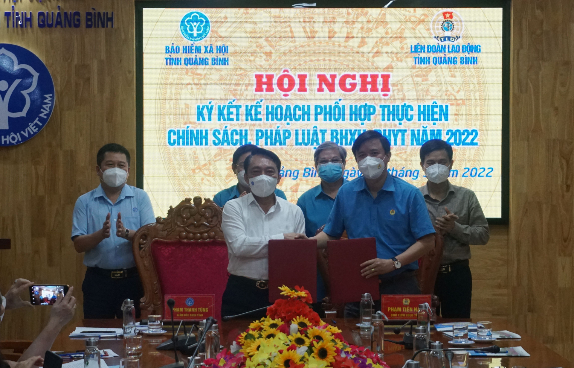 Lãnh đạo BHXH tỉnh và LĐLĐ tỉnh ký kết kế hoạch phối hợp thực hiện chính sách, pháp luật BHXH, BHYT năm 2022.