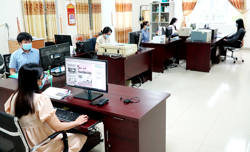Cán bộ, biên tập viên, nhân viên Phòng Thư ký-Xuất bản trong giờ làm việc