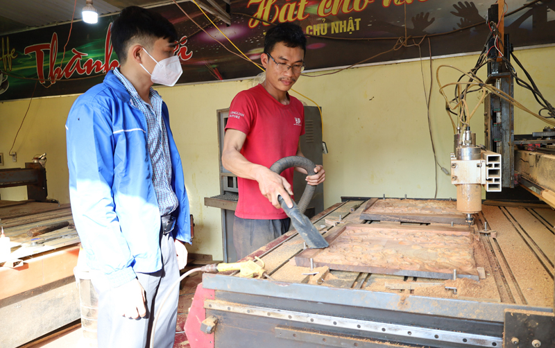 Hành trình khởi nghiệp của Nguyễn Duy Nin (áo đỏ) gắn với niềm đam mê mộc mỹ nghệ.