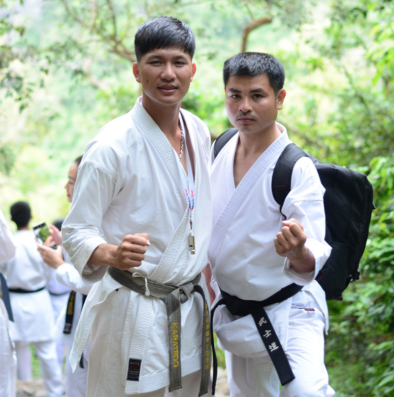   Mai Việt Phú (bên trái).