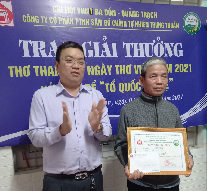 Nhà báo Phạm Phú Thép - Trưởng Chi hội VHNT Quảng Trạch - Ba Đồn trao Giải thưởng Thơ tham gia Ngày thơ Việt Nam cho tác giả tham dự ngày thơ. Ảnh: Chi hội VHNT Quảng Trạch - Ba Đồn