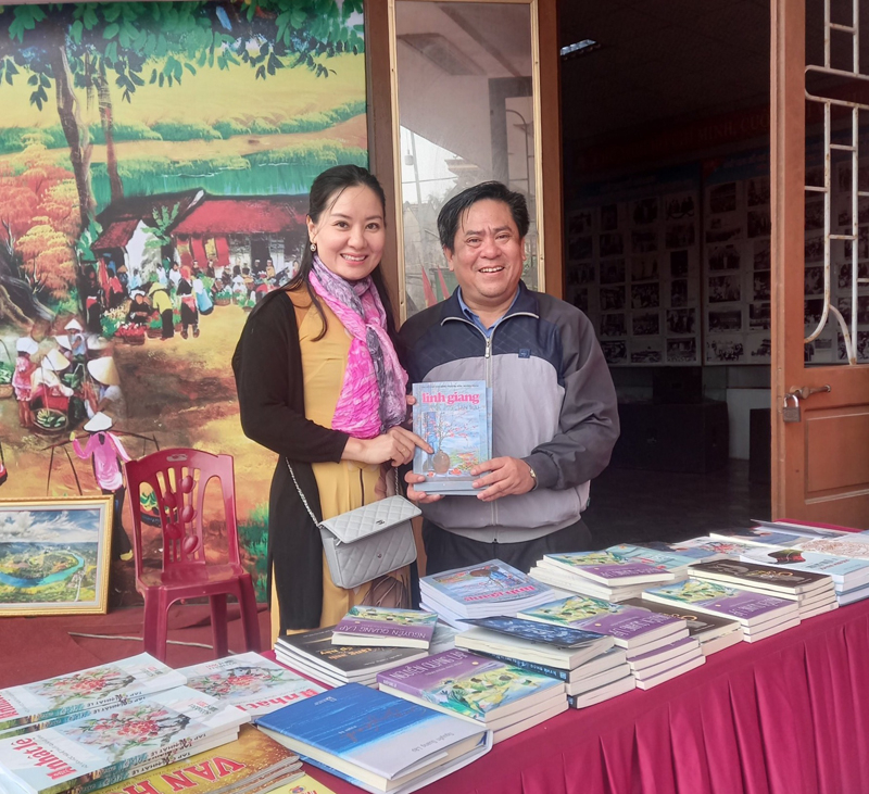 Nhà thơ Đỗ Thành Đồng giới thiệu về Tập san Linh Giang. Ảnh: Chi hội VHNT Quảng Trạch - Ba Đồn