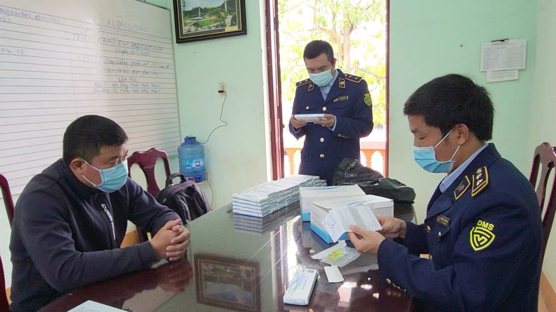 Lực lượng QLTT làm việc với đối tượng kinh doanh kit test nhanh không rõ nguồn gốc xuất xứ, có dấu hiệu nhập lậu.