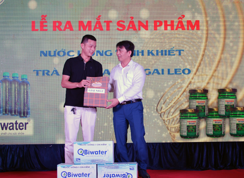 Đại diện lãnh đạo Sở KH-CN trao quà trúng thưởng cho khách hàng dự buổi lễ.