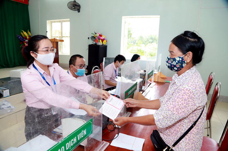 Giao dịch vay vốn ưu đãi tại Điểm giao dịch của Ngân hàng chính sách xã hội.