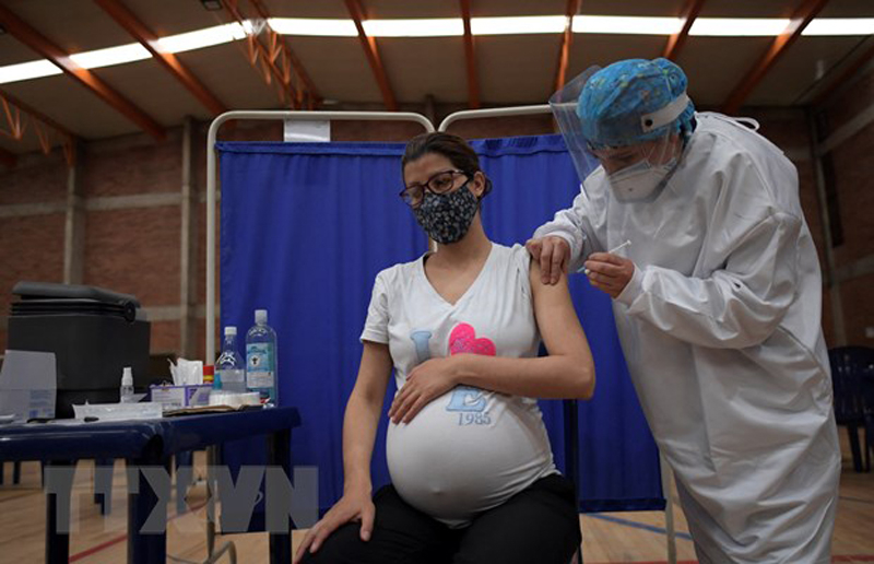Tiêm vaccine ngừa COVID-19 cho phụ nữ mang thai. (Ảnh: AFP/TTXVN)