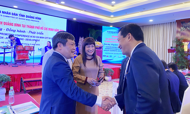 Đồng chí Bí thư Tỉnh ủy Vũ Đại Thắng gặp gỡ đại biểu bên lề hội nghị. 