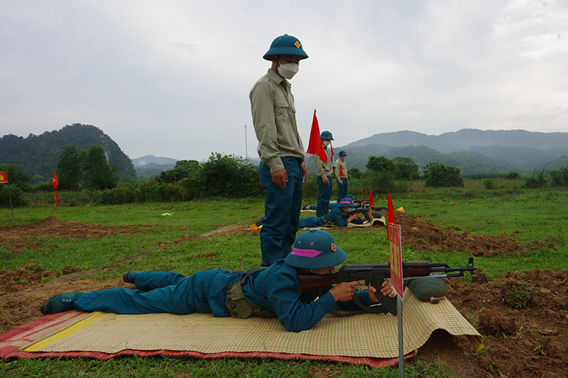 Dân quân thực hành bắn đạn thật.
