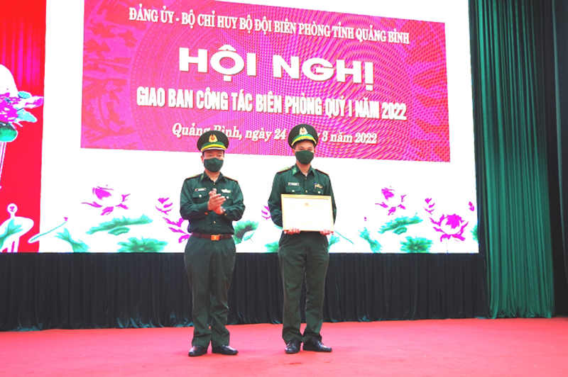 Thừa ủy quyền, Đại tá Trịnh Thanh Bình, Tỉnh ủy viên, Chỉ huy trưởng BĐBP tỉnh trao Giấy khen của Cục Cơ yếu, Bộ Tổng Tham mưu cho Ban Cơ yếu phòng Tham mưu, BĐBP tỉnh có thành tích xuất sắc.