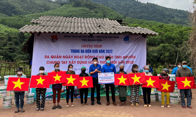 Tỉnh đoàn trao tặng cờ Tổ quốc cho các em học sinh tại bản K-ai (xã Dân Hóa, Minh Hóa).