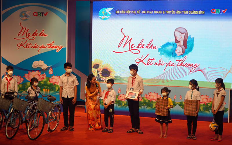 Các bé mồ côi tham dự chương trình “Mẹ đỡ đầu-Kết nối yêu thương 