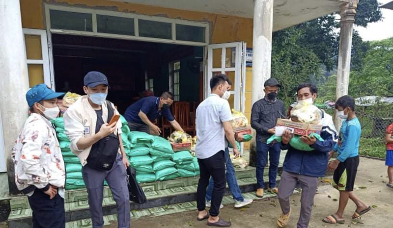 Bà con phấn khởi khi nhận quà của đoàn từ thiện