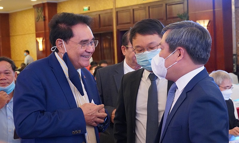 Đồng chí Bí thư Tỉnh ủy Vũ Đại Thắng trao đổi, gặp gỡ ông Jean-Jacques Boufet, Phó chủ tịch Hiệp hội doanh nghiệp châu Âu tại Việt Nam bên lề hội nghị.