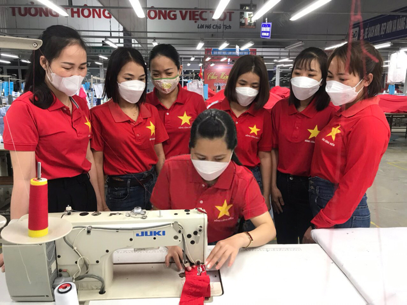 Võ Thị Thanh Thương (người ngồi),  "cây " sáng kiến luôn chủ động, sáng tạo trong công việc.