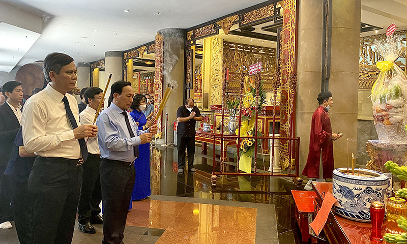 Các đồng chí lãnh đạo tỉnh dâng hương tại Khu tưởng niệm các vua Hùng.