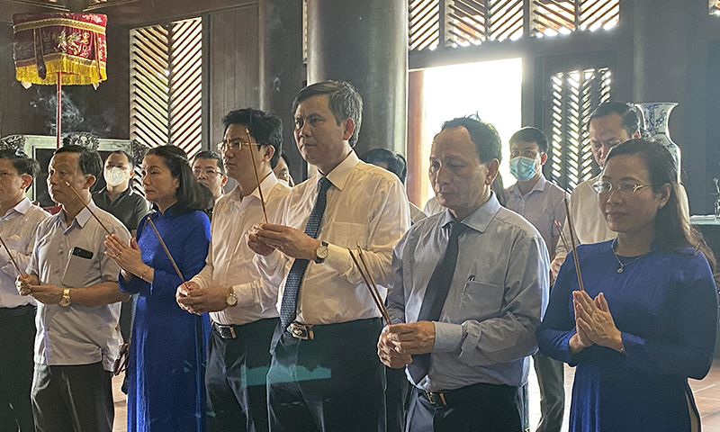 Các đồng chí lãnh đạo tỉnh dâng hương tại Đền thờ Lễ Thành hầu Nguyễn Hữu Cảnh. 